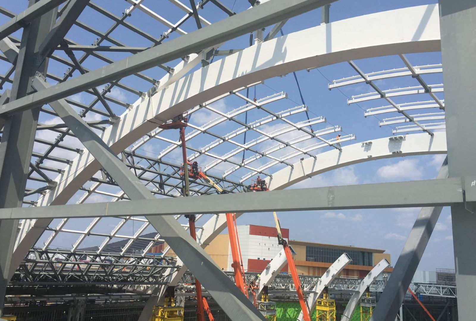 Assembly Steel Arch Structure American Dream Water Park in Los Angles, USA build by Jinhuan Steel Structure